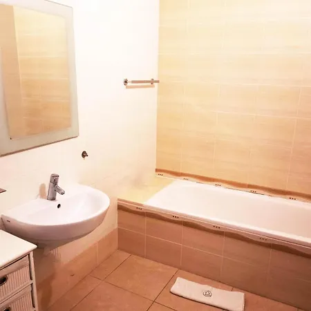 Semesterbostad Dionisia Gozitan And Pool Gozo - Happy